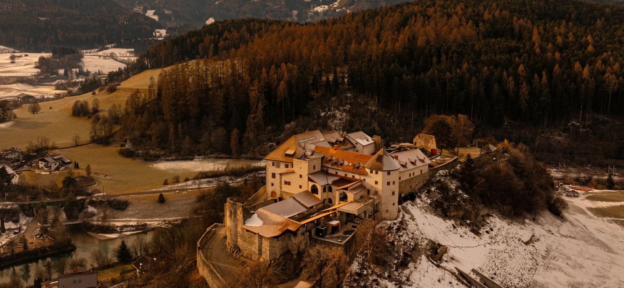 Castel Badia Hotel - ისტორიული სასტუმრო დოლომიტის ალპებში