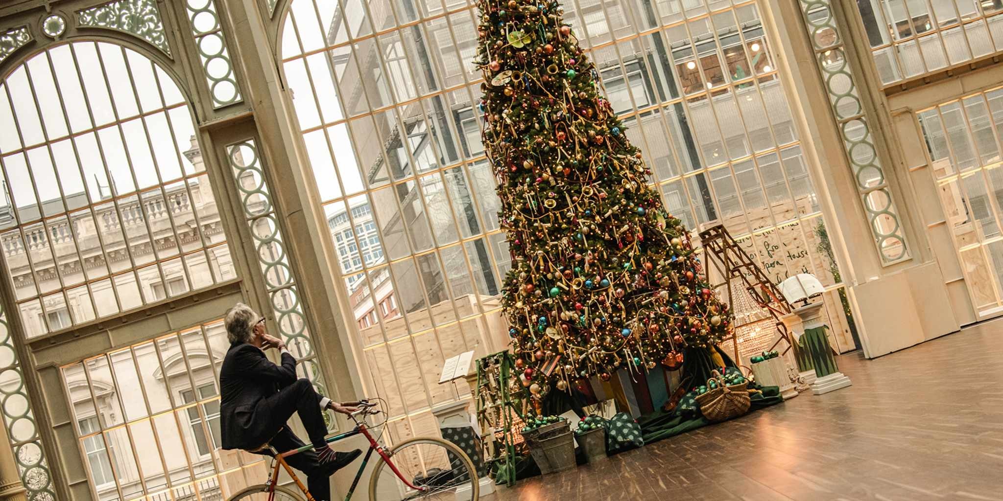 პოლ სმიტის მიერ საშობაოდ გარდაქმნილი ლონდონის Royal Opera House