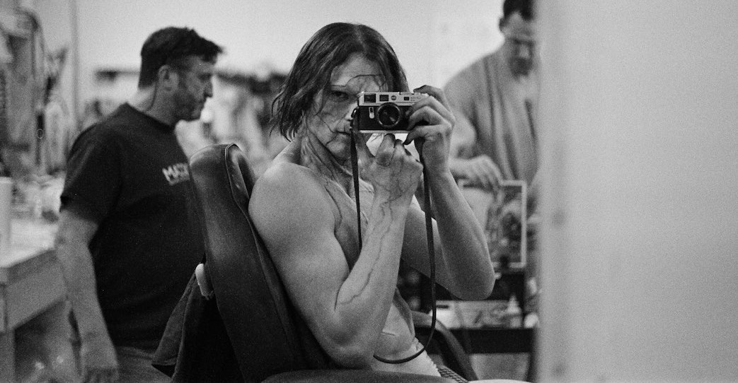 ჯეიკობ ელორდის კადრს მიღმა ფოტოები „ფრანკენშტეინის“ გადაღებებიდან