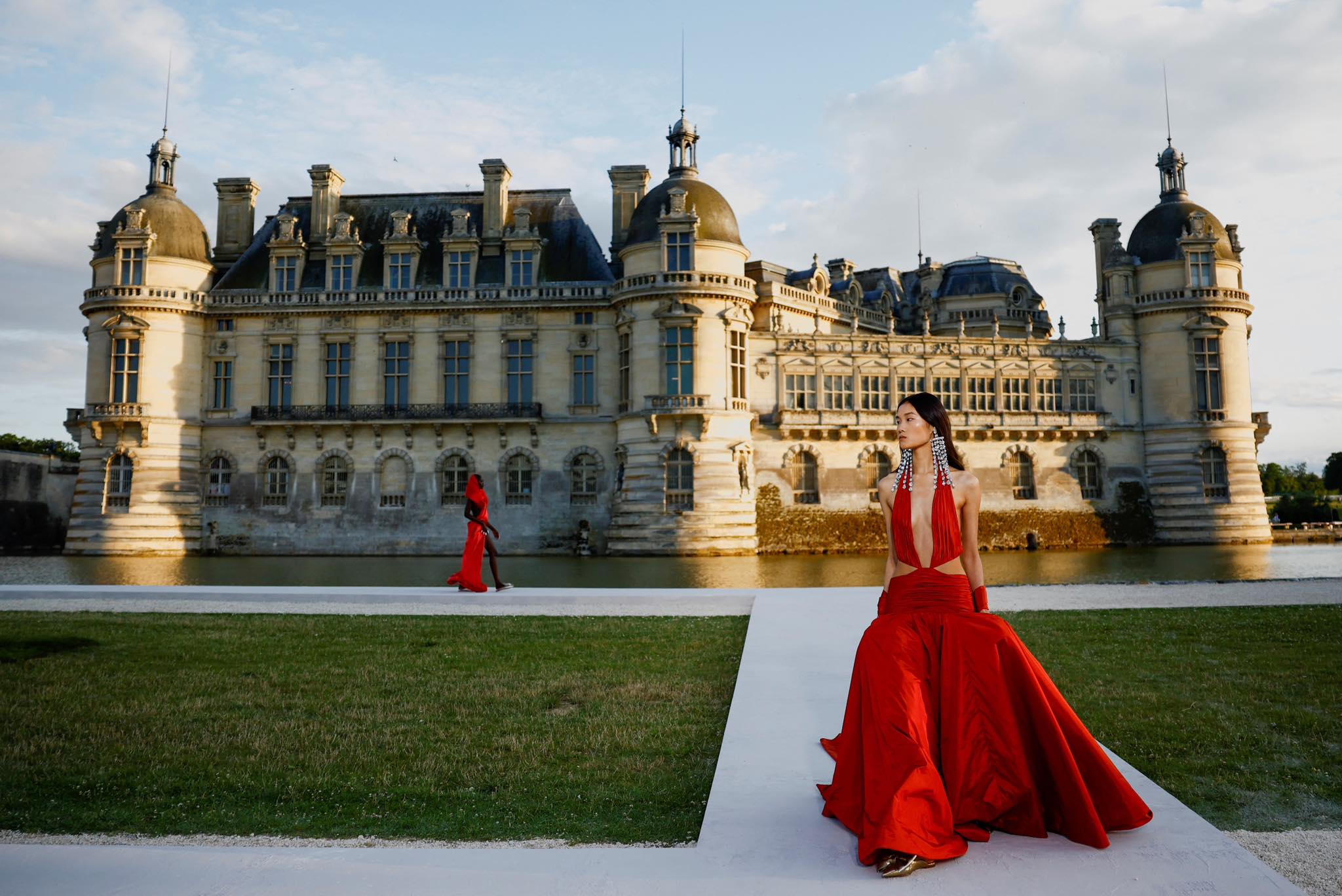 Valentino შემოდგომა 2023 Haute Couture - “სიმარტივე და პარადოქსები”  შატო დე შანტილიზე 