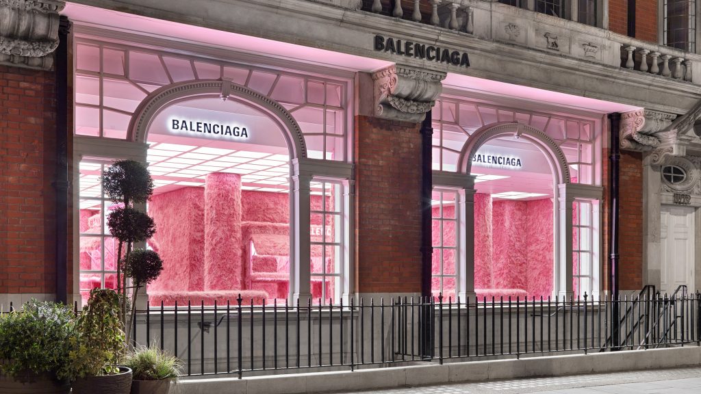 Balenciaga-მ ლონდონში ვარდისფერი Pop-up გახსნა
