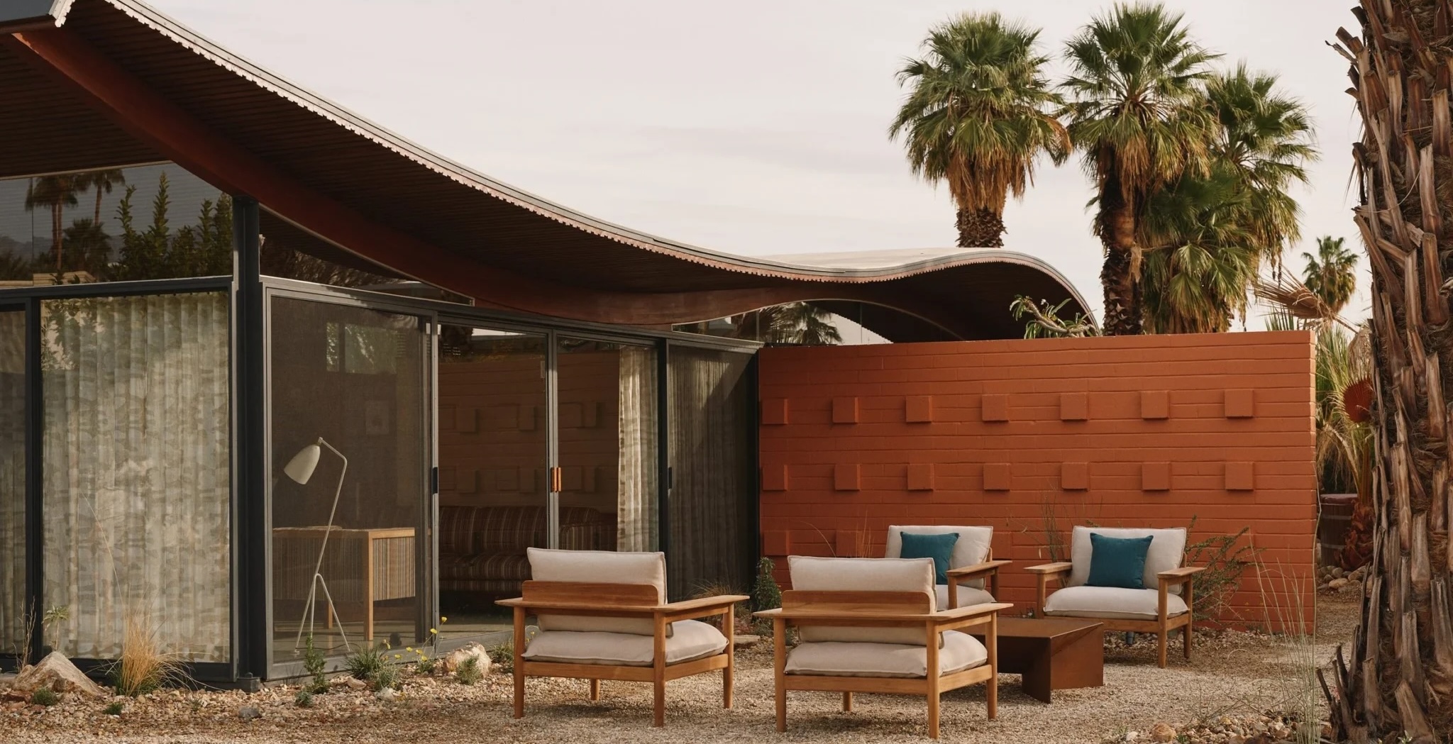 Wave House Paul Smith-ის განახლებული ინტერიერის დიზაინით