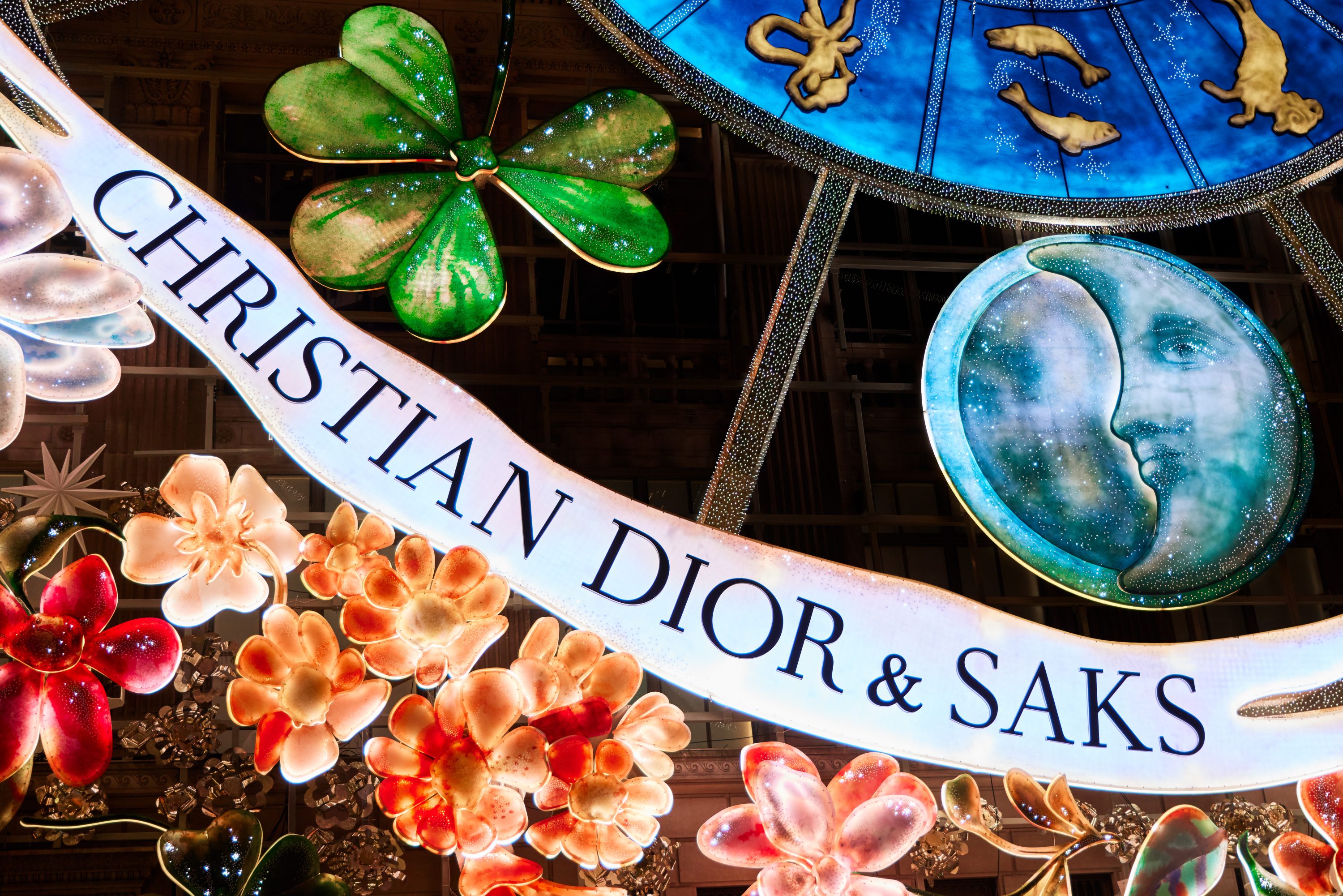 Dior-ისა და Saks-ის თანამშრომლობით Carousel of Dreams ინსტალაცია შეიქმნა